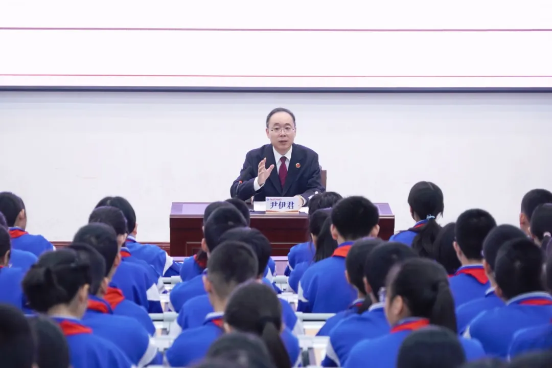 省检察院党组书记、检察长尹伊君在国家宪法日走进吉林大学附属中学开展法治宣讲