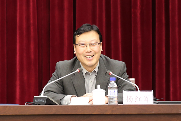省委外宣办,省政府新闻办新闻发布处处长杨红军为学员们授课